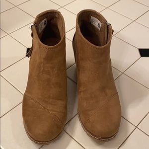 Toms Size 8 wedge, suede, nude bootie EUC